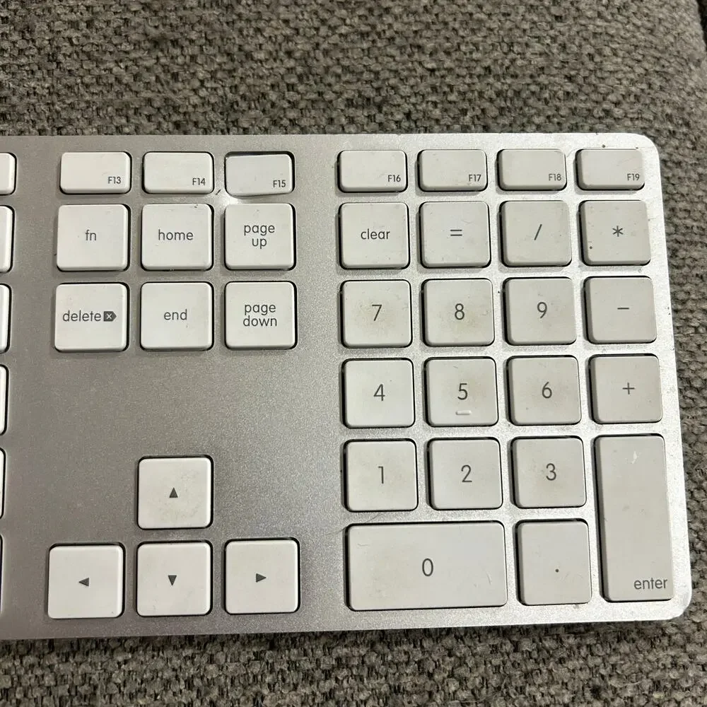 Apple A1234 USB Wired Keyboard w/ Numeric Keypad White Aluminum